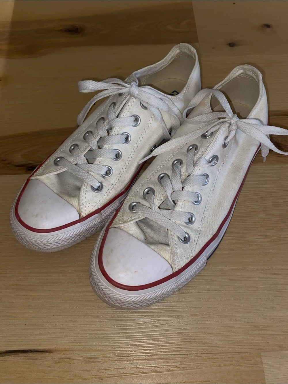 White Converse Chuck Taylor All Star Low Top Sneakers in Sz Women’s 8